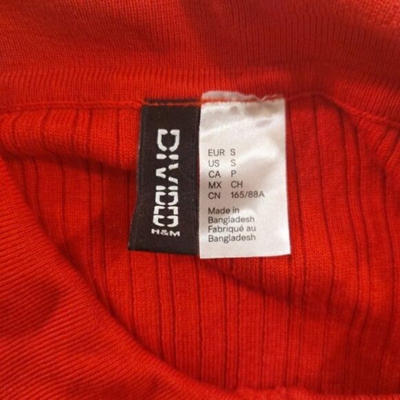 (3/$15) H&M Ribbed Collared Short Sleeve Red Top - Picture 6 of 6